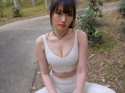 白色瑜伽裤女孩逛街图片资源